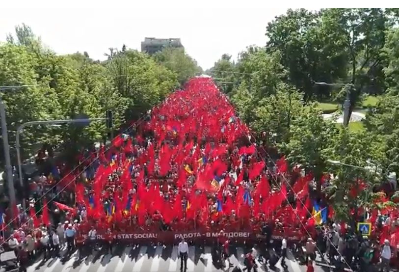 Первомайский марш в Кишиневе сняли с высоты птичьего полета.