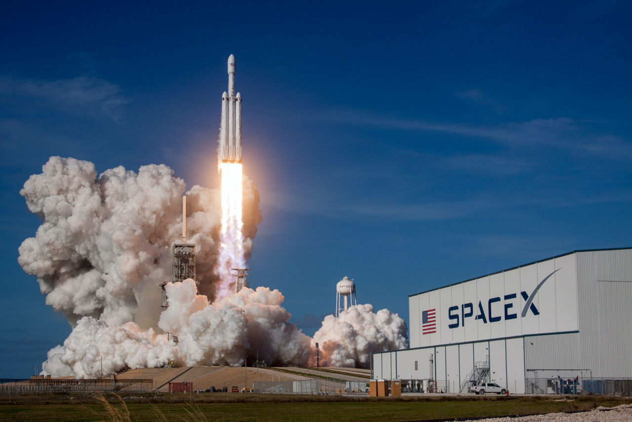 Пентагон изучает возможности ракет SpaceX для переброски грузов на Земле.