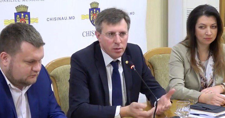 Председатель Либеральной партии Дорин Киртоакэ. 