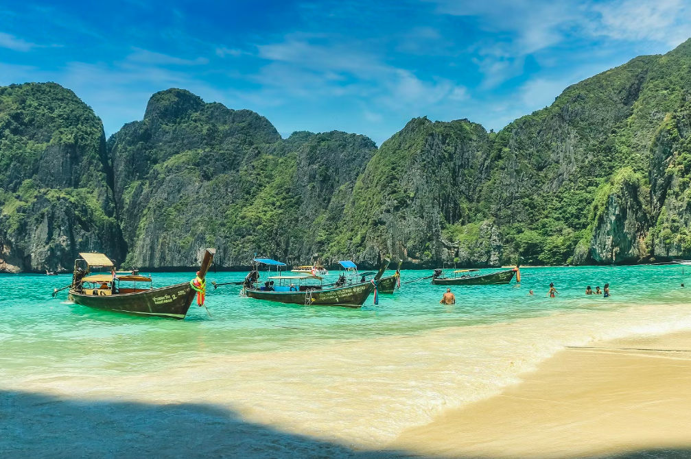 Un turist a greșit denumirea unei insule din Thailanda și a ajuns la 1.000 km de destinația dorită.