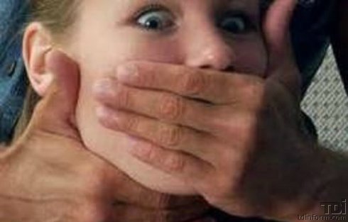 Мужчина, нецензурно матерясь и угрожая убийством, избил девушку.