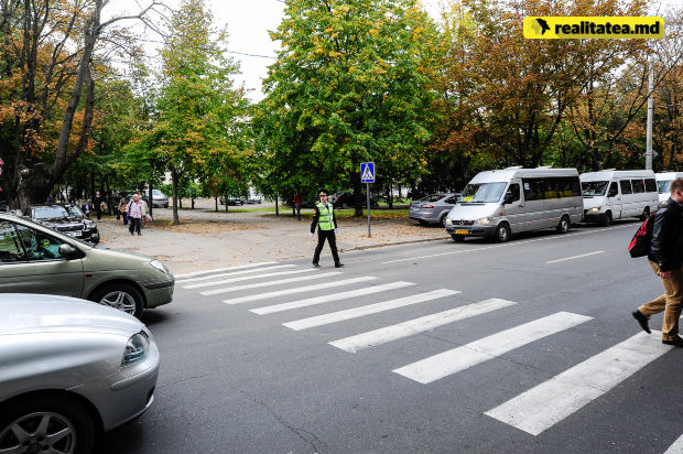 În total, pe teritoriul municipiului Chișinău au fost înregistrate 26 de accidente rutiere, în urma cărora 26 de persoane s-au ales cu traumatisme, iar alte cinci au decedat.