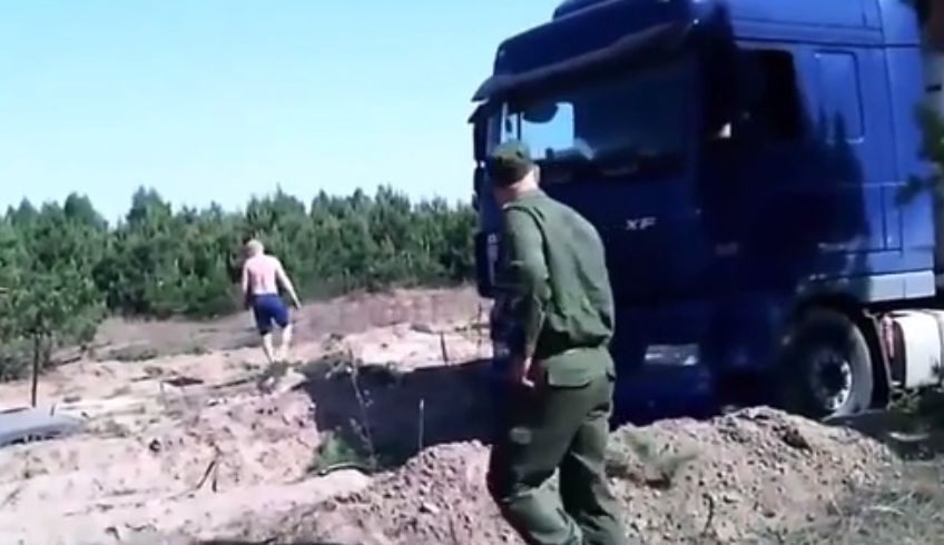 Водители большегрузов, в которых перевозились польские яблоки, внезапно забуксовали.