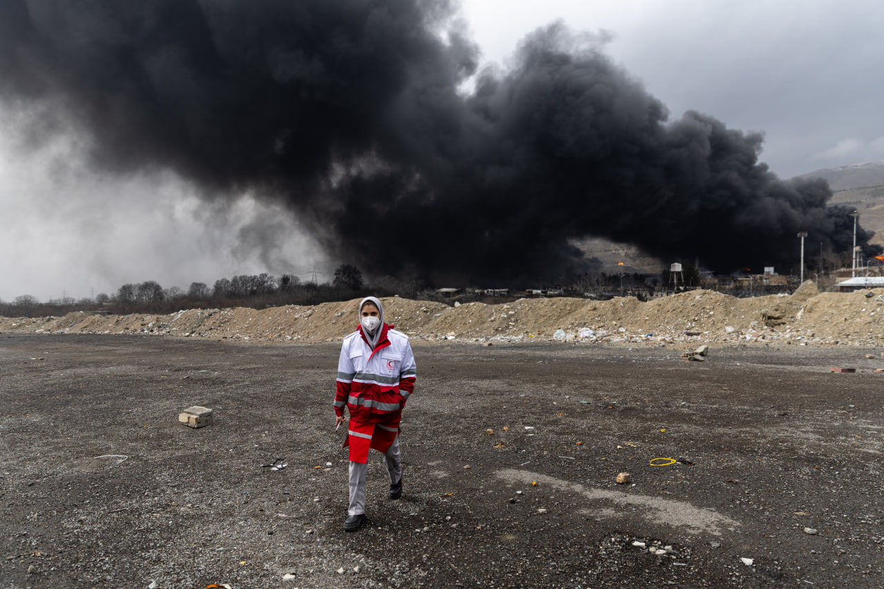 ВОЗ сообщила о «черном дожде» в Иране после удара по нефтяным объектам.