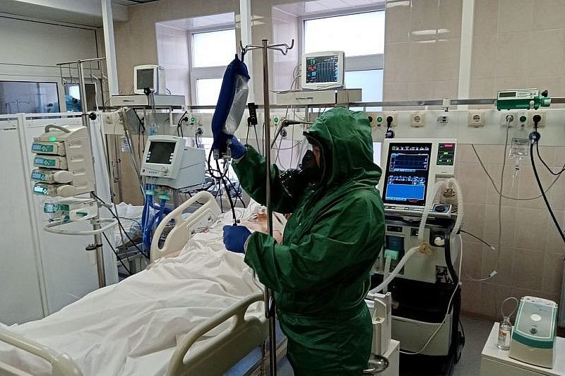 Эксперт: Омикрон-штаммом заразятся все, но привитые перенесут это легче.
