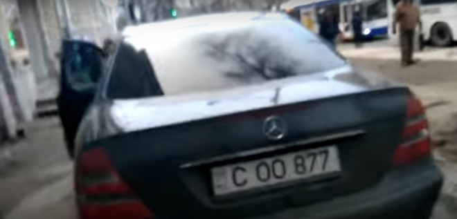 Adjunctul procurorului sectorului Centru a lovit cu pumnul un activist: I s-a reproșat de ce merge cu Mercedes-ul său pe trotuar.