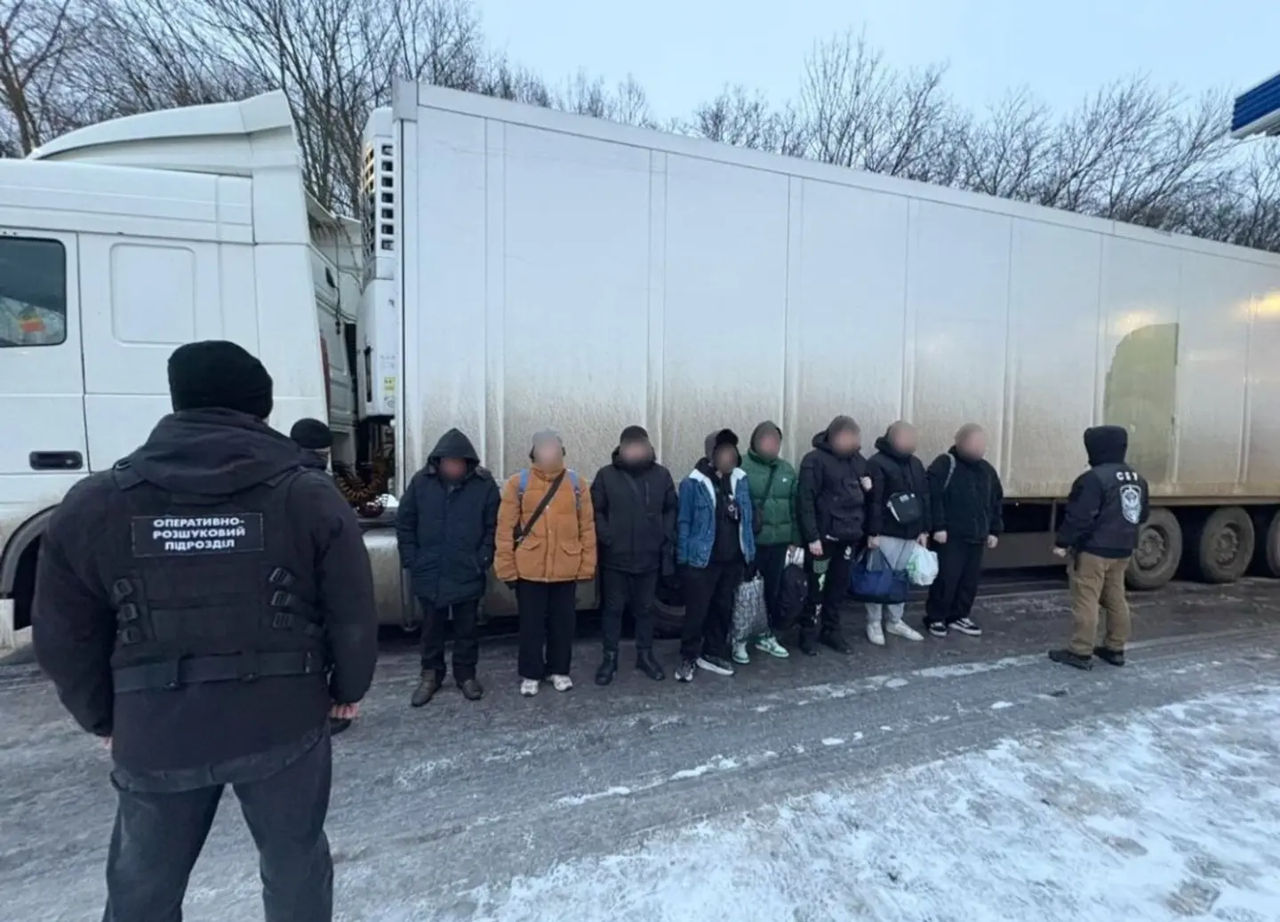 На молдо-украинской границе задержали фуру с алкоголем, в которой прятали уклонистов.