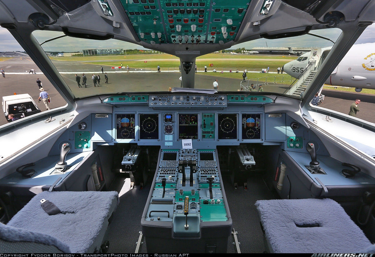 Летевший в Грецию SSJ100 вернулся в Москву из-за проблем с лобовым стеклом.