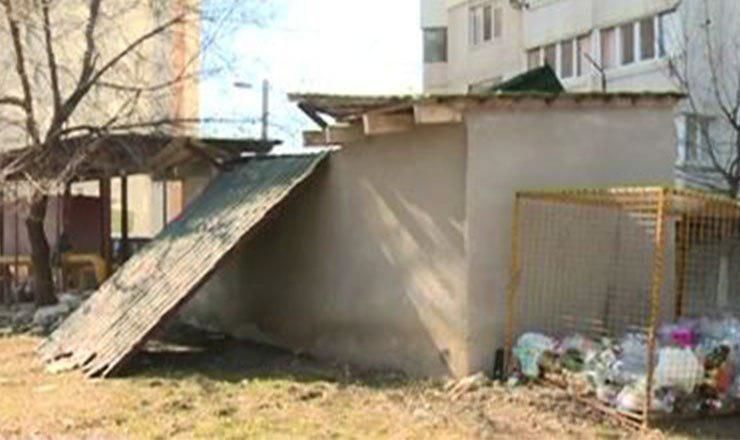 Во дворе дома на Чеканах в любой момент может взорваться газовая установка.