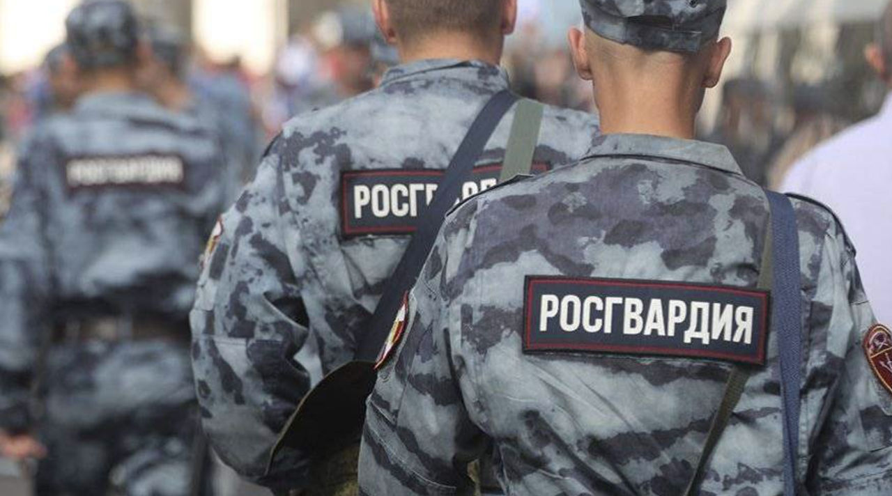 Росгвардия усилила охрану военкоматов в РФ из-за поджогов.