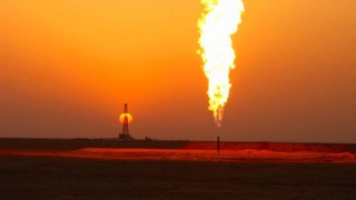 Teheranul face un pas inapoi in privinta conditiilor stricte impuse prin contractele de extractie a petrolului semnate cu firmele straine.