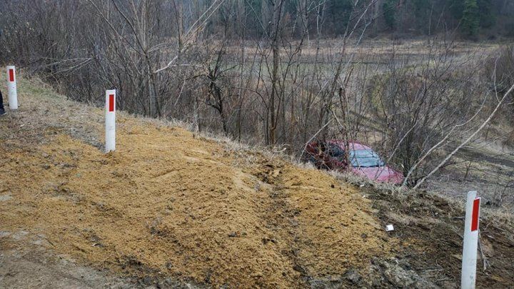 В Хынчештах автомобиль съехал в овраг на серпантине.