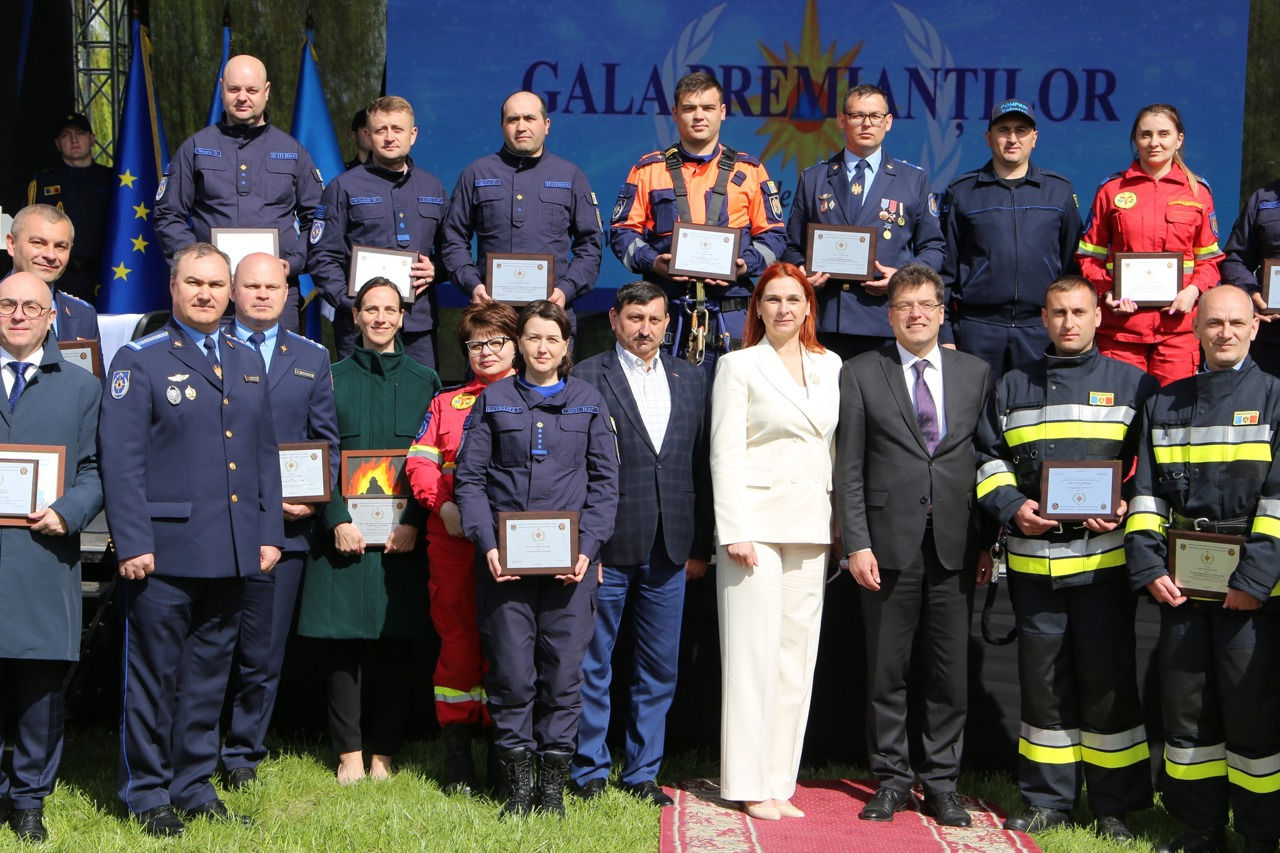 Пожарные и спасатели награждены почетными грамотами.
