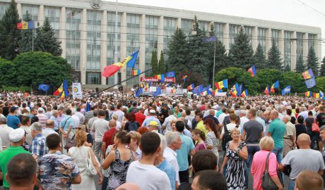 Поскольку власть не отреагировала на их требования должным образом, митингующие остаются на площади и протестуют нон-стоп.