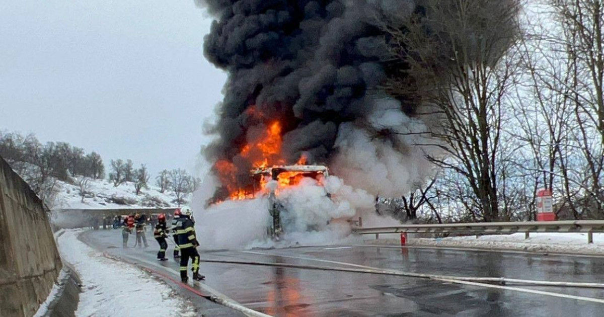 В Румынии на дороге загорелся автобус с 47 пассажирами на борту.