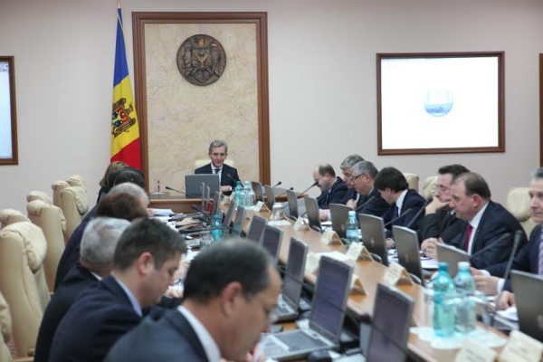 Este a doua oară în două luni când executivul recurge la această măsură, considerată la limita constituţionalităţii de către unii experţi.