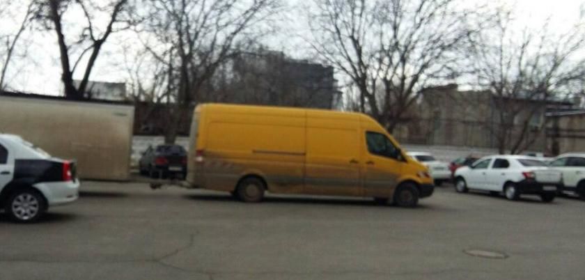 Bărbatul avea microbuzul plin cu patiserie pentru sărbătorile pascale cu facturile expirate. Foto: inp.gov.md