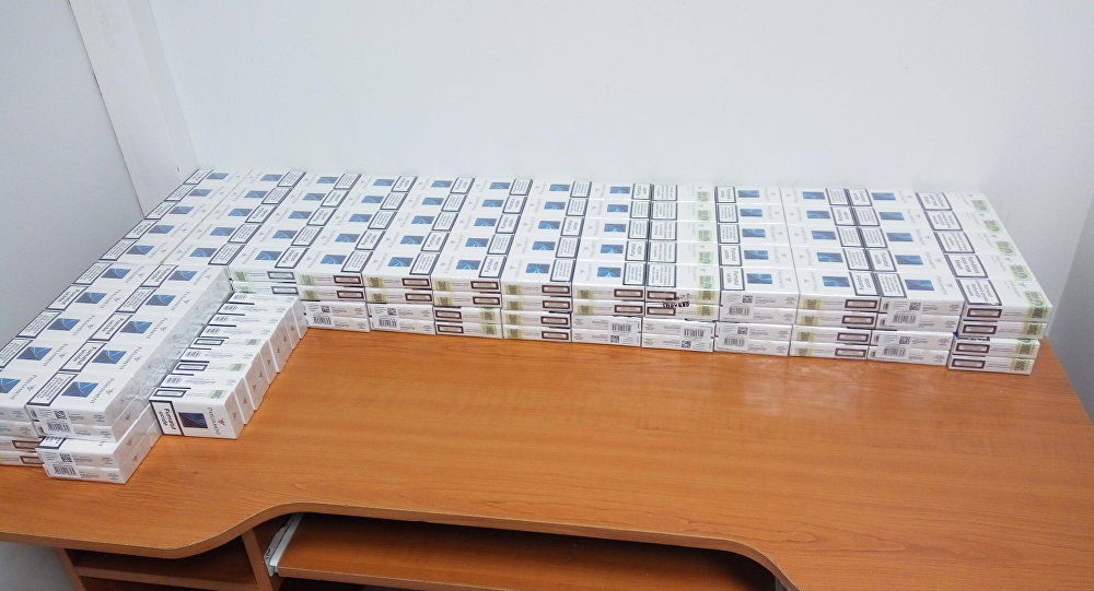 Mii de țigarete de contrabandă, marca ”Parliament”, au fost depistate de către oamenii legii în bagajul unui cetățean străin. Foto: customs.gov.md