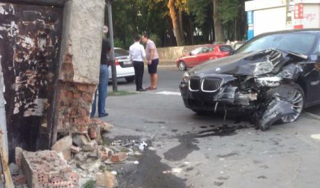 Un BMW a intrat într-o clădire de pe strada Columna din capitală. Foto: jurnal.md