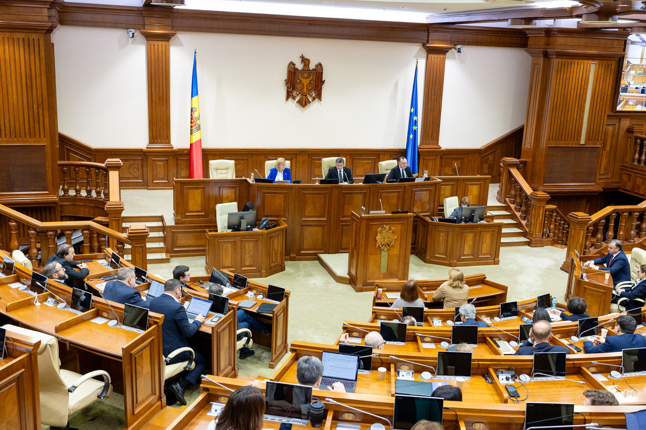 Парламент одобрил создание 12 постоянных комиссий.