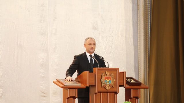 Președintele Dodon, lipsit de un șir de competențe, chiar în prima zi a mandatului său.