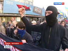Митингующие с площади перед зданием прорвались в здание. Фото: vesti.ru