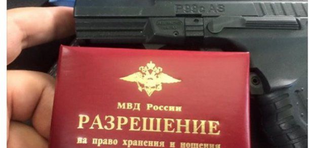 Usatîi îi arată pistolul Walther lui Voronin. Foto: deschide.md