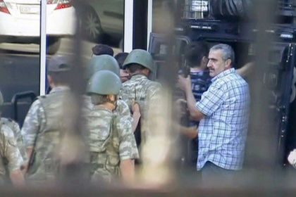Солдаты, сдавшиеся полиции после провала попытки переворота. Фото: Кадр Reuters TV / Reuters
