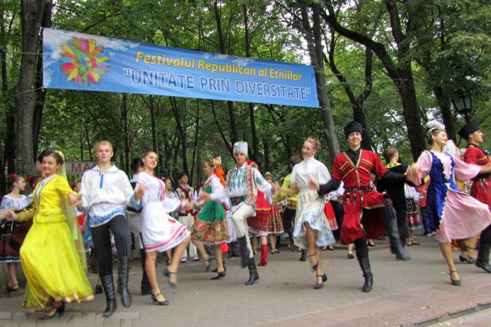 Festivalul Etniilor găzduieşte anual circa 80 de reprezentanţi ai etniilor care locuiesc în Republica Moldova.