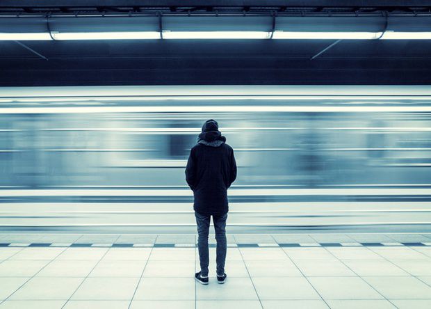 Milionarul român care stă la bloc şi merge cu metroul la birou. 