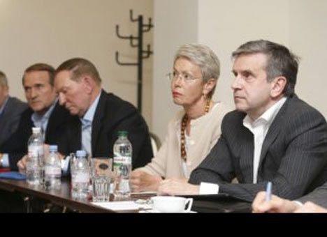 Леонид Кучма, Александр Захарченко, Адельхейд Тальявини, Михаил Зурабов и ЛНР Игорь Плотницкий (слева направо). Фото: ИТАР-ТАСС