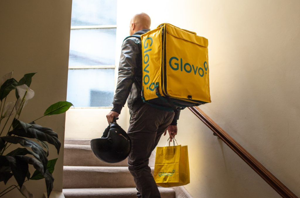 В Кишиневе двое мужчин напали на курьера Glovo и украли заказ.