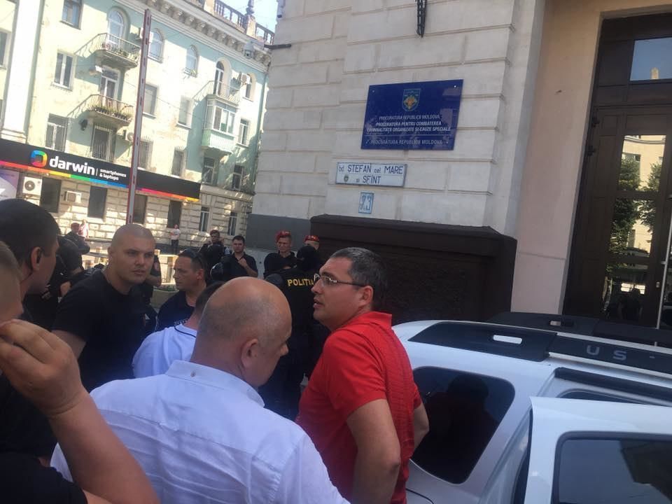 Ренато Усатого доставили в прокуратуру.