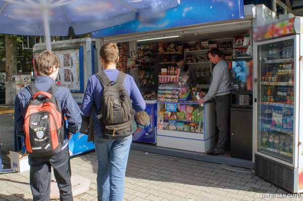 В прошлом году вступил в силу закон, запрещающий торговлю продуктами с высоким содержанием сахара, жиров и соли в радиусе до 100 метров от школ.