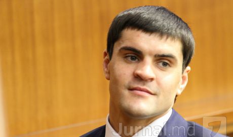 După ce s-a ales cu un fotoliu în comisia parlamentară pentru cultură şi educaţie, sportivul Constantin Ţuţu, inculpat într-un dosar penal, este acum trimis şi la Bruxelles.