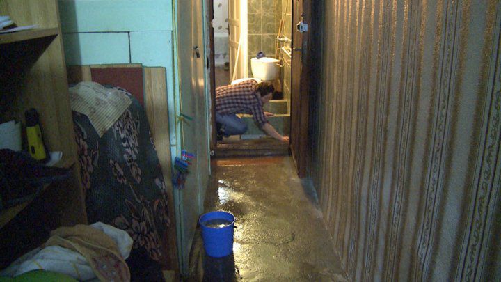 Locuinţe din Capitală, inundate din cauza țevilor de canalizare