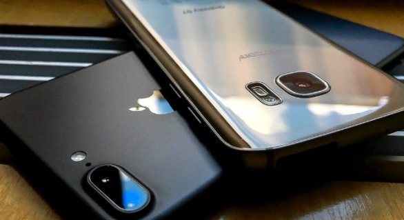 Apple devansează Samsung şi devine cel mai mare furnizor mondial de smartphone-uri de top. 