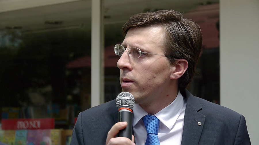 Primarul s-a arătat nedumerit şi uimit de viteza cu care se pot rezolva itemii şi cum răspunsurile pot fi publicate pe internet la scurt timp după începerea examenelor. 