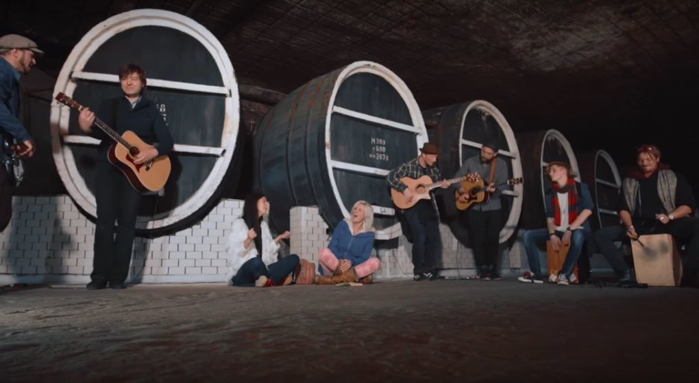 O piesă în limba română, cântată de o artistă din Marea Britanie. Foto: uunica.md