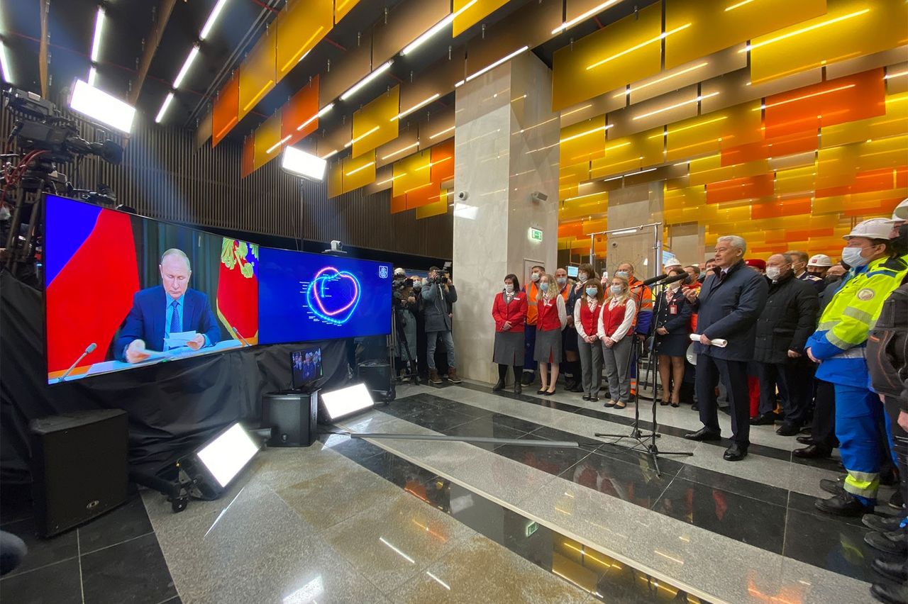 Путин и Собянин открыли 10 станций нового участка БКЛ метро.