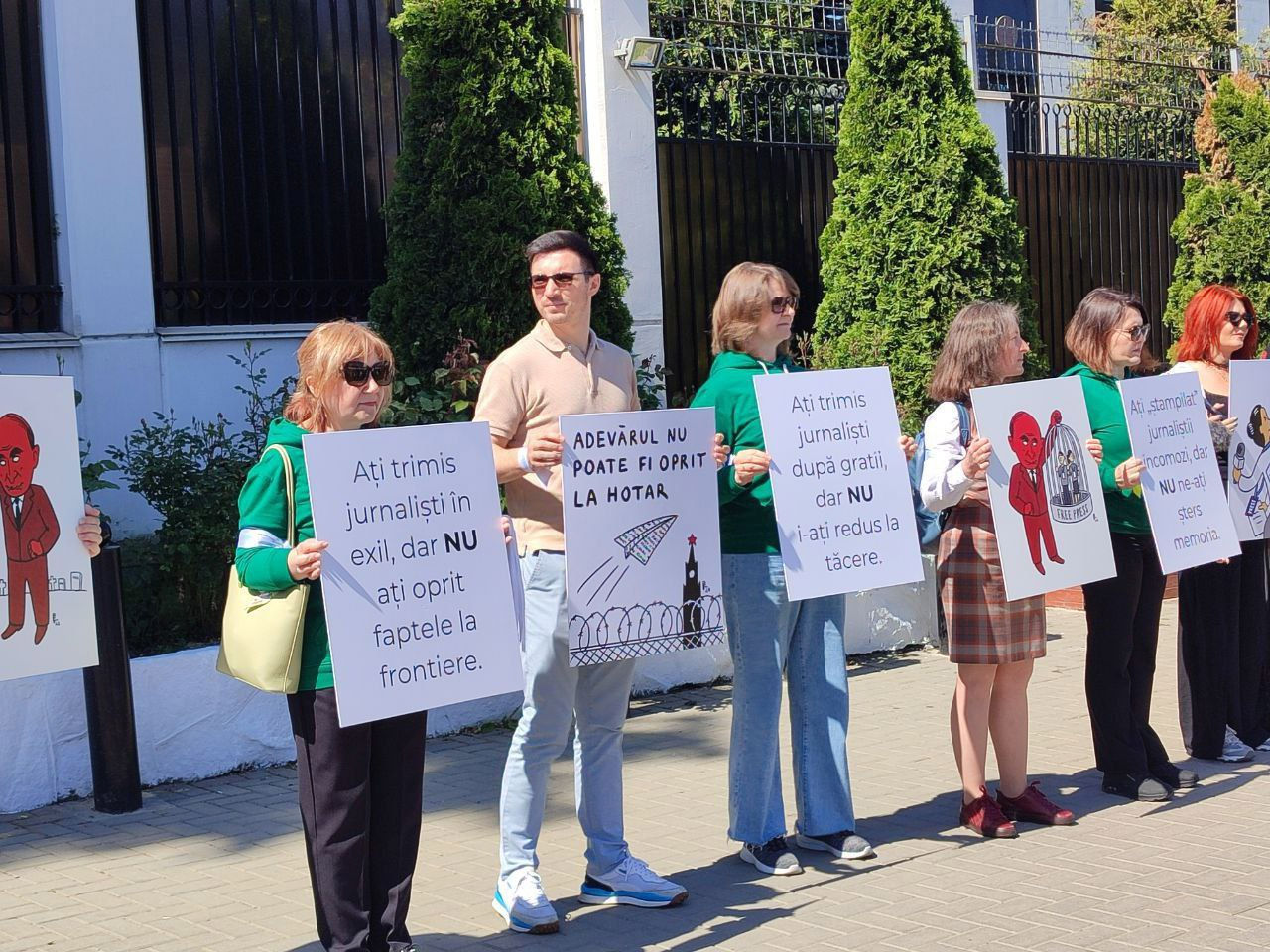 Перед посольством РФ в Кишиневе прошел флешмоб в Международный день свободы  прессы