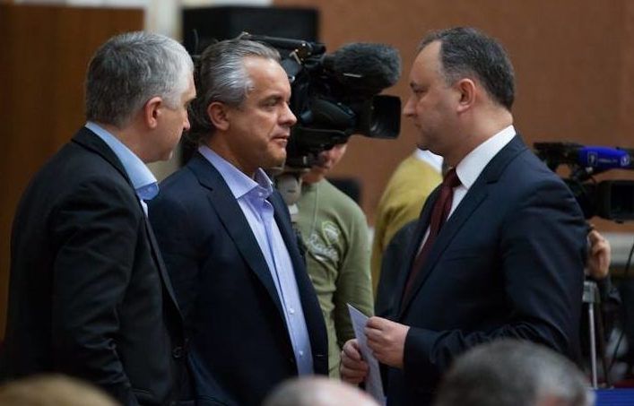 Analist politic: Plahotniuc deține materiale împotriva lui Dodon