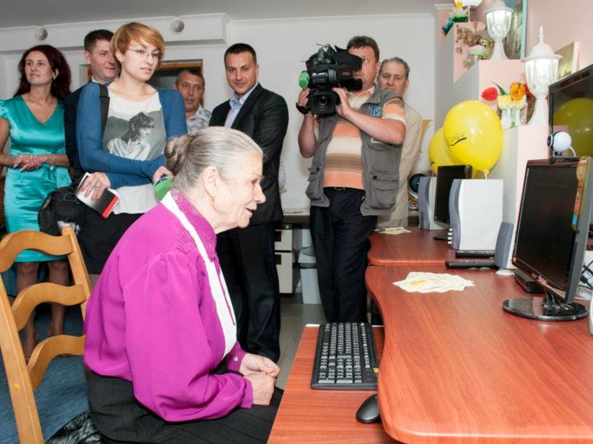 La deschiderea oficială a sălii, zeci de persoane au asistat la eveniment, iar beneficiarii au făcut primele accesări online