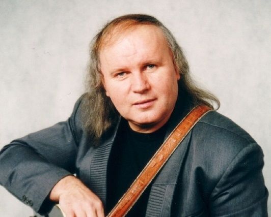 Проститься с артистом пришли родные, коллеги и поклонники таланта исполнителя.