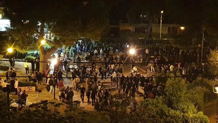 В Греции между "тусовщиками" и полицией произошли столкновения.