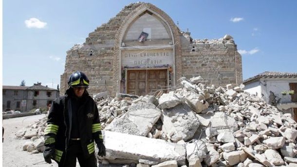 От землетрясения пострадали почти все церкви и исторические постройки в регионе.