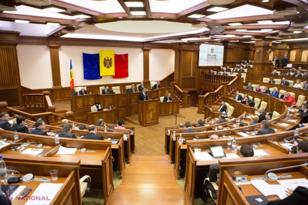 Menționăm că noua sală de ședințe a Parlamentului nu prevede un loc și pentru jurnaliști, așa cum era anterior.