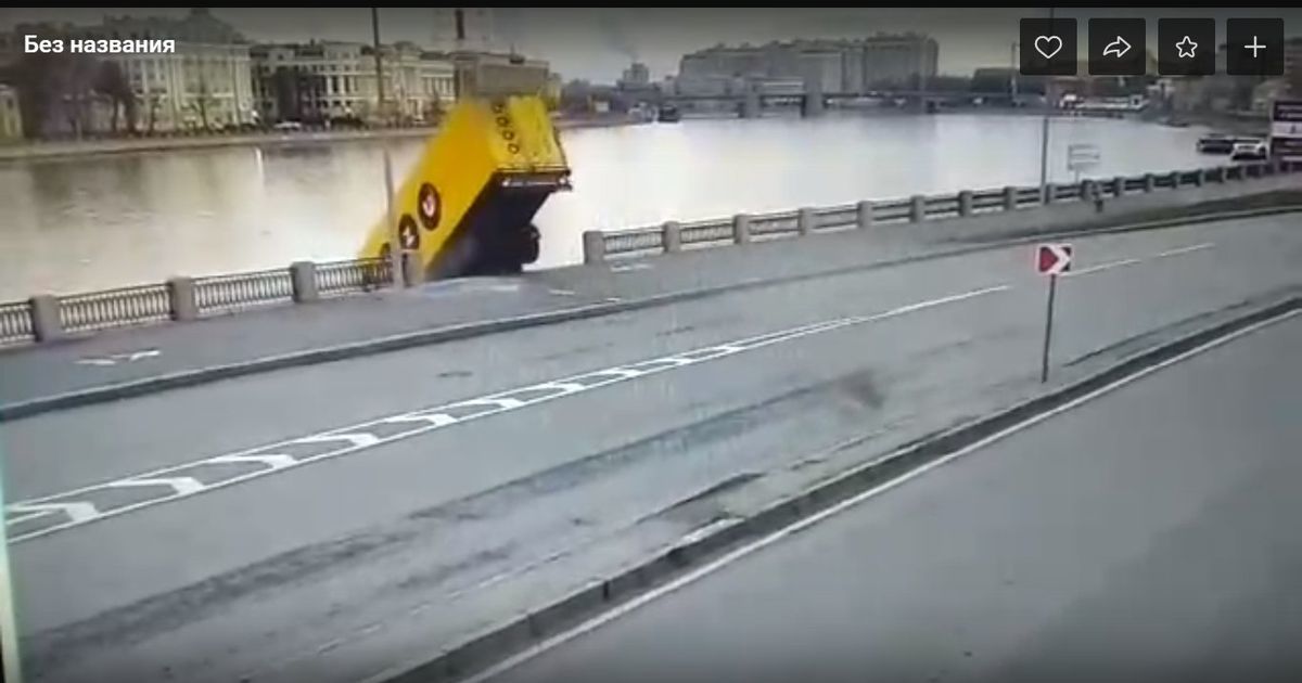 ДТП в Петербурге: грузовик рухнул в воду, водитель погиб.