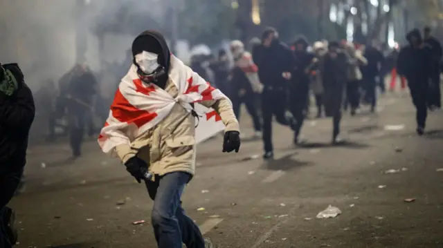 Три страны Балтии введут санкции против организаторов разгона протестов в Грузии.