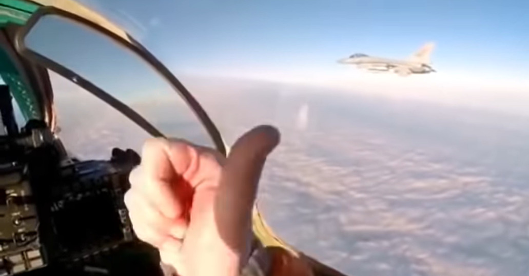 Пилот российского МиГ-31 снял на видео встречу с истребителем НАТО.